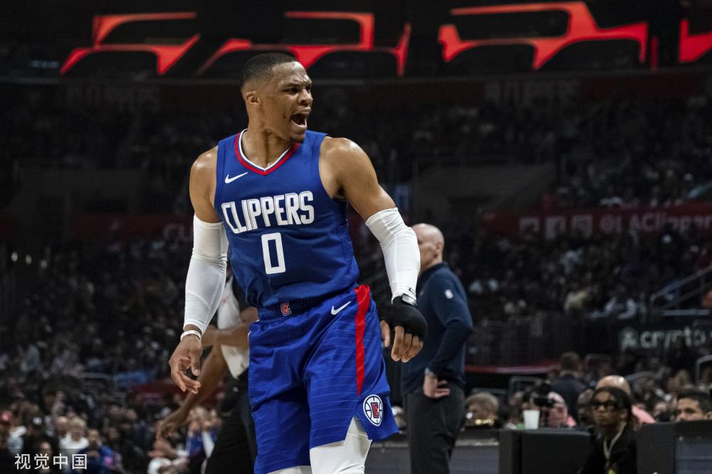 在争抢球权 在争抢球权